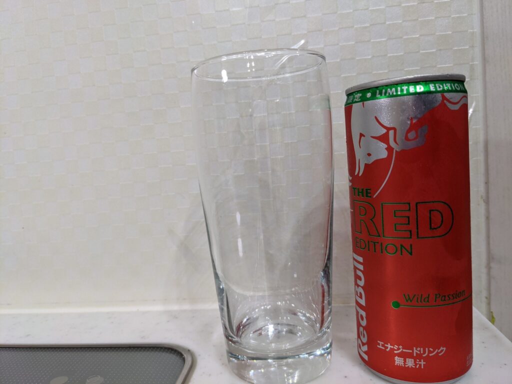 グラスとレッドブルレッドエディション缶