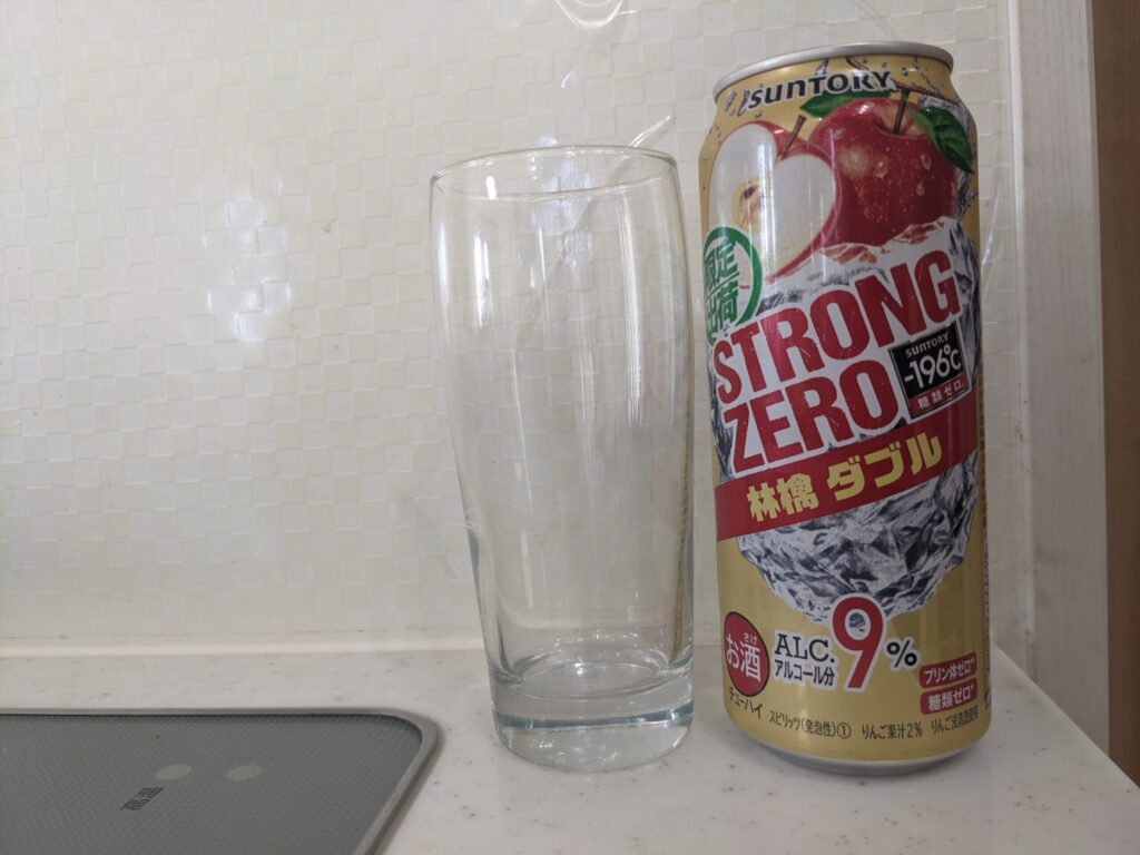 ストロングゼロ林檎ダブルの缶とグラス