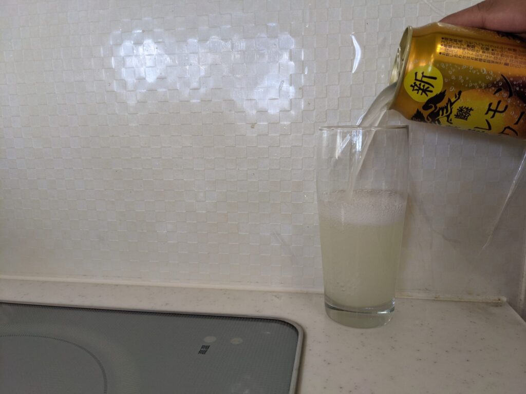 グラスに半分程麒麟発酵レモンサワー濃いレモンを注ぐ