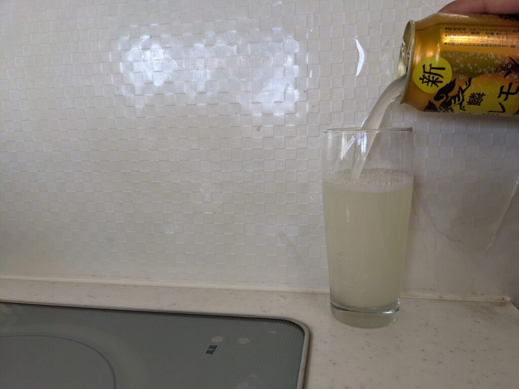 グラスに7割程麒麟発酵レモンサワー濃いレモンを注ぐ