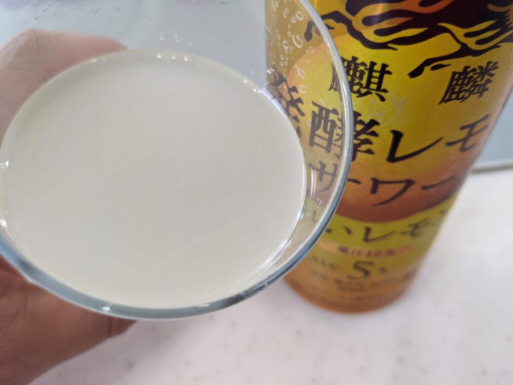 グラスに入った麒麟発酵レモンサワー濃いレモンを飲むところ