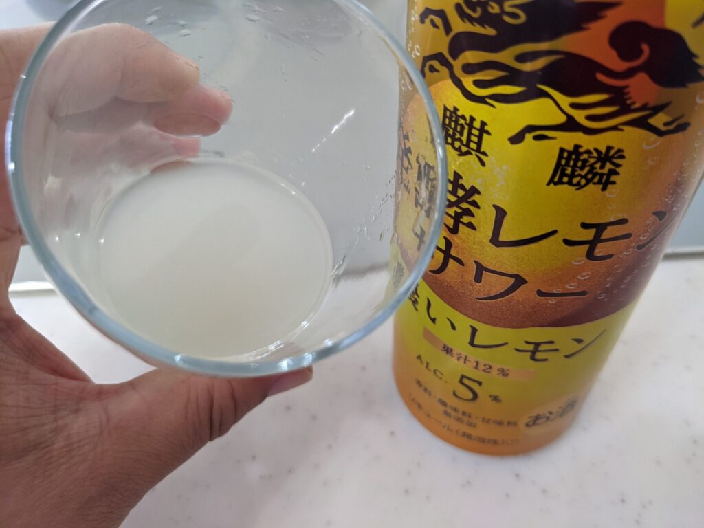 グラスに4割程残った麒麟発酵レモンサワー濃いレモン