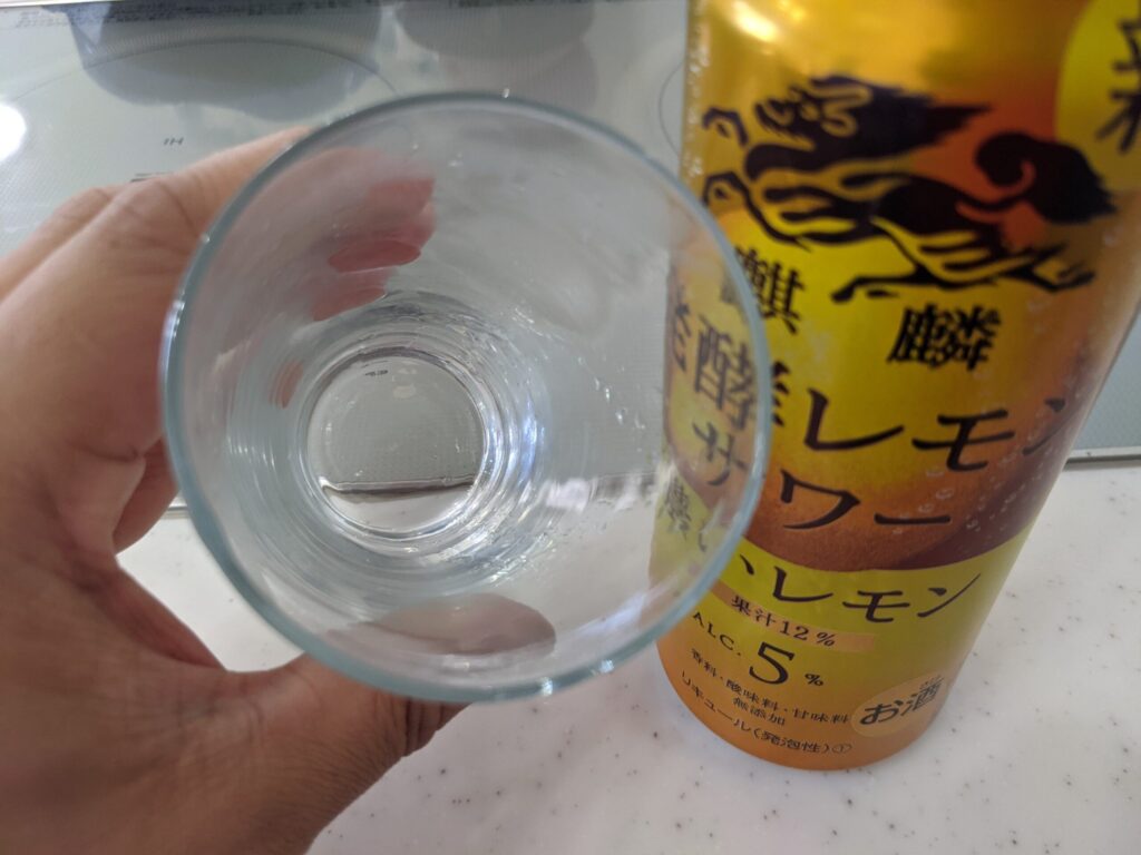 グラスに入った麒麟発酵レモンサワー濃いレモンを飲み終えたところ