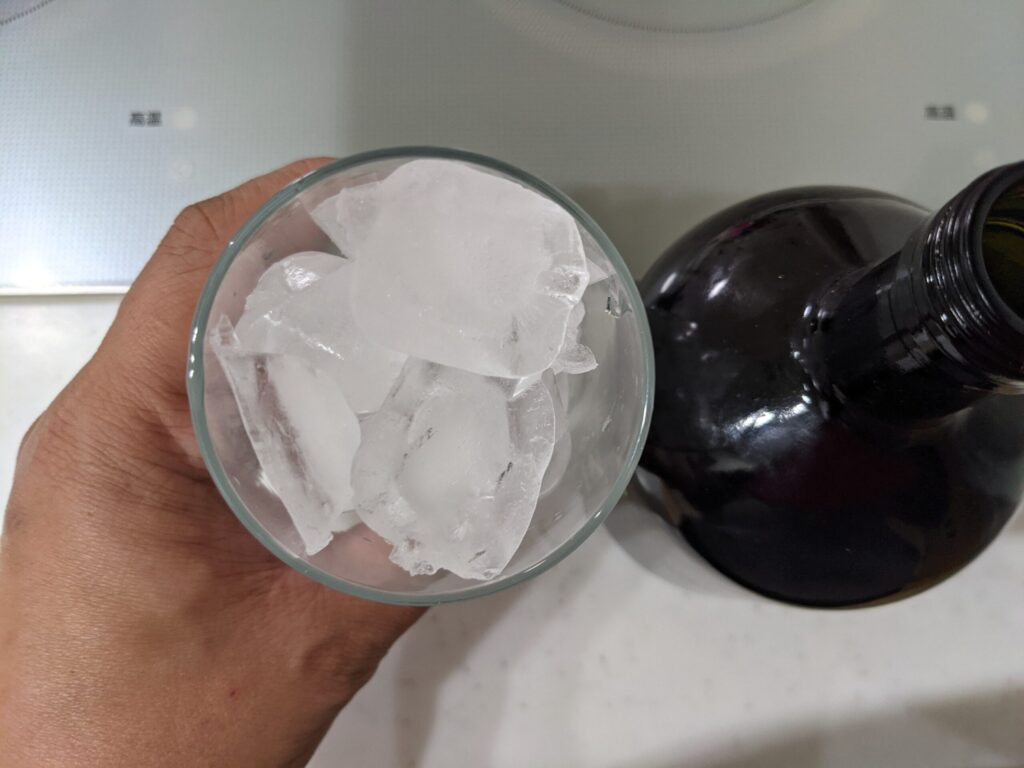 氷が入ったグラスと「黒霧島」