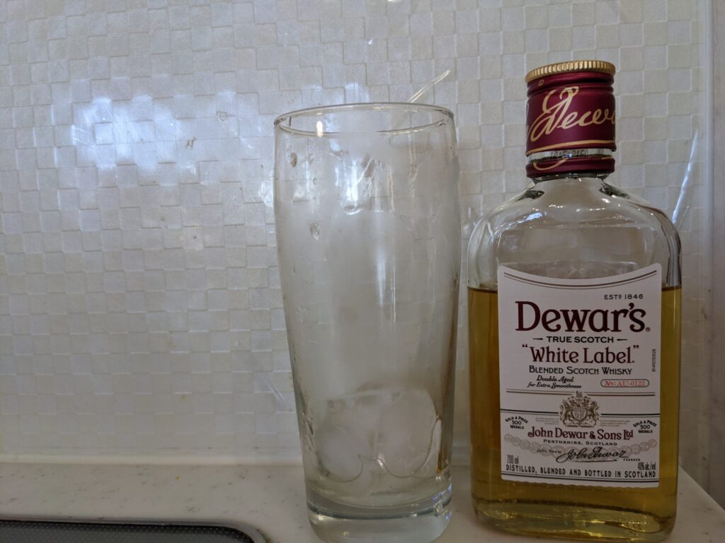 「デュワーズ ホワイトラベルハイボール」が飲み終わったグラスと瓶