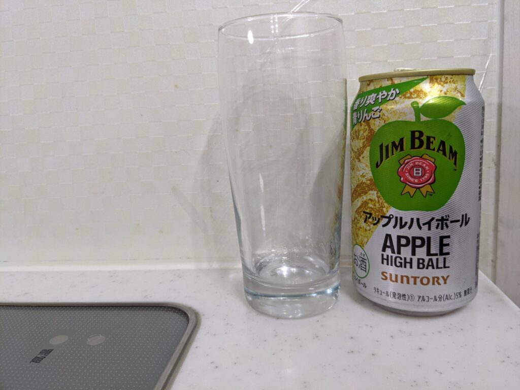 空のグラスと「アップルハイボール（ジムビーム）缶」