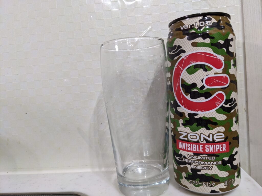 「ゾーンインビジブルスナイパー」が飲み終わったグラスとその空き缶
