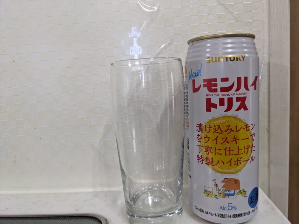 グラスと缶の「レモンハイトリス」