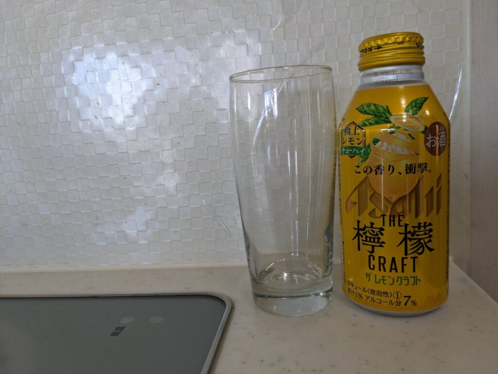 グラスと缶の「ザレモンクラフト極上レモン」