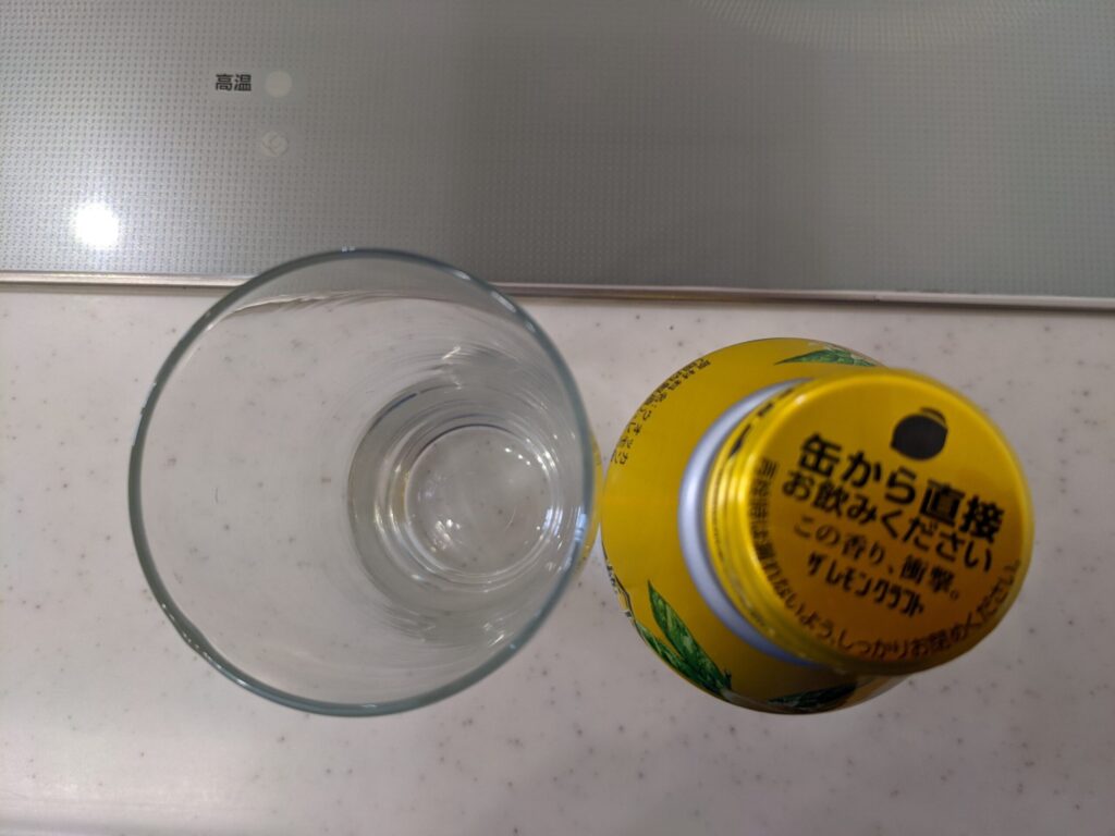 上から見たグラスと缶の「ザレモンクラフト極上レモン」