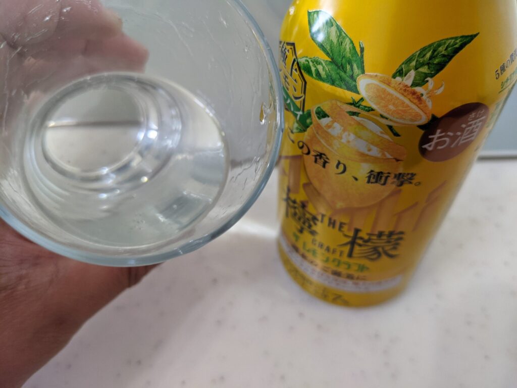 グラスに注がれた残り３割程の「ザレモンクラフト極上レモン」