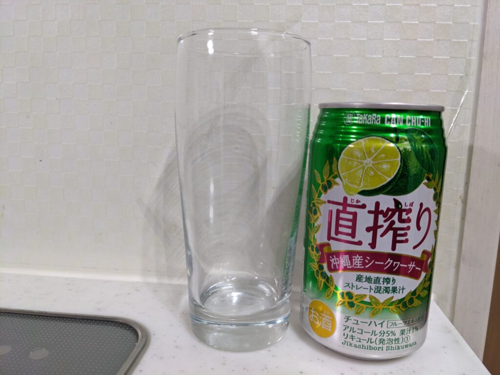 グラスと缶の「直搾り沖縄産シークヮーサー」