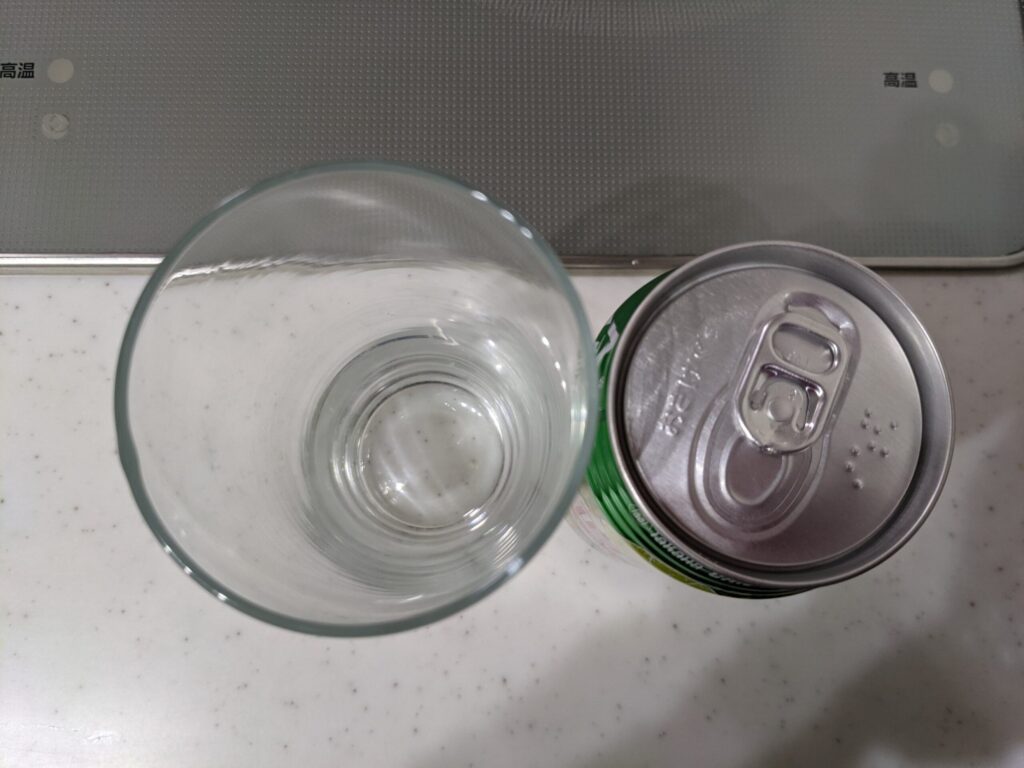 上から見たグラスと缶の「直搾り沖縄産シークヮーサー」