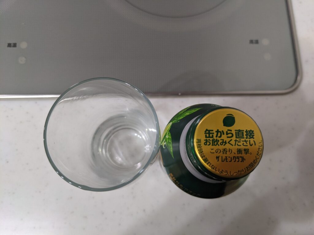 上から見たグラスとボトル缶の「アサヒザ・レモンクラフトグリーンレモン」