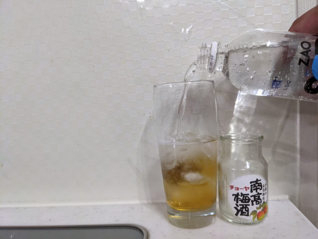 「チョーヤ南高梅酒（梅入り）95ml」が入ったグラスに炭酸水を注いだところ