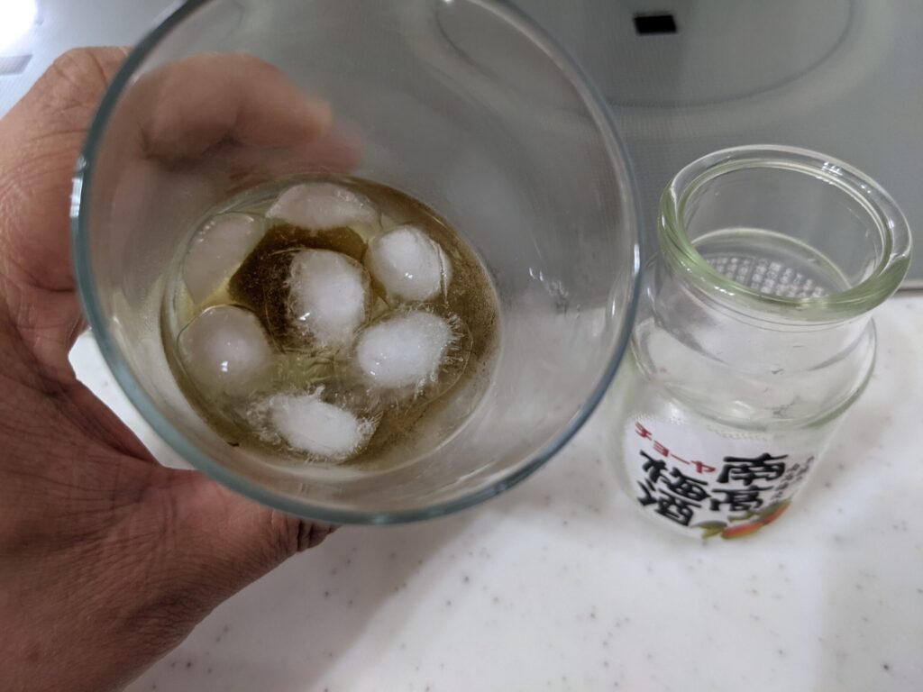 グラスに入った残り４割程の「チョーヤ南高梅酒（梅入り）95mlの炭酸水割り」