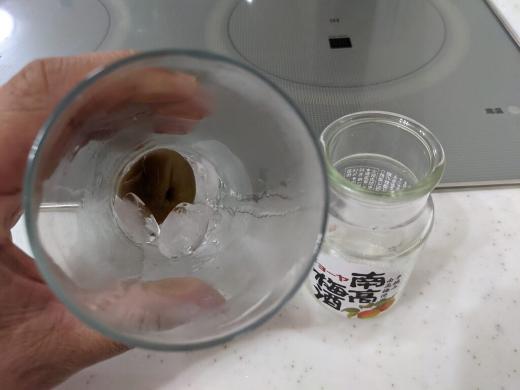 「チョーヤ南高梅酒（梅入り）95mlの炭酸水割り」を飲み終えたところ