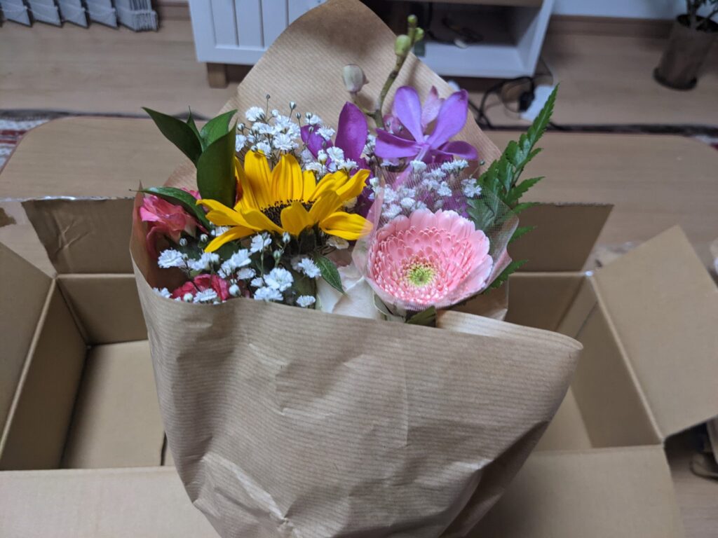【ma fleur】マ・フルールで届いた花を持っている