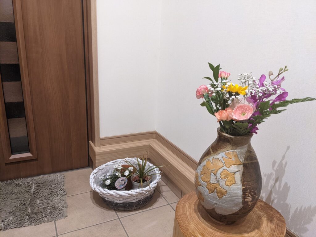 【ma fleur】マ・フルールで届いた花を入れた花瓶を玄関に飾ったところ