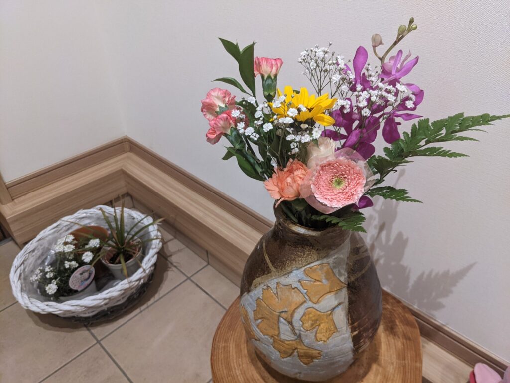【ma fleur】マ・フルールで届いた花を入れた花瓶のアップ