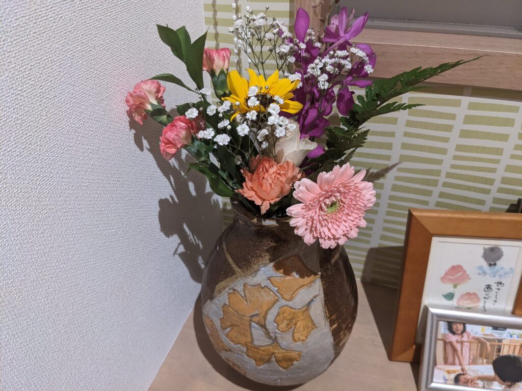 室内に置いた【ma fleur】マ・フルールで届いた花を入れた花瓶のアップ