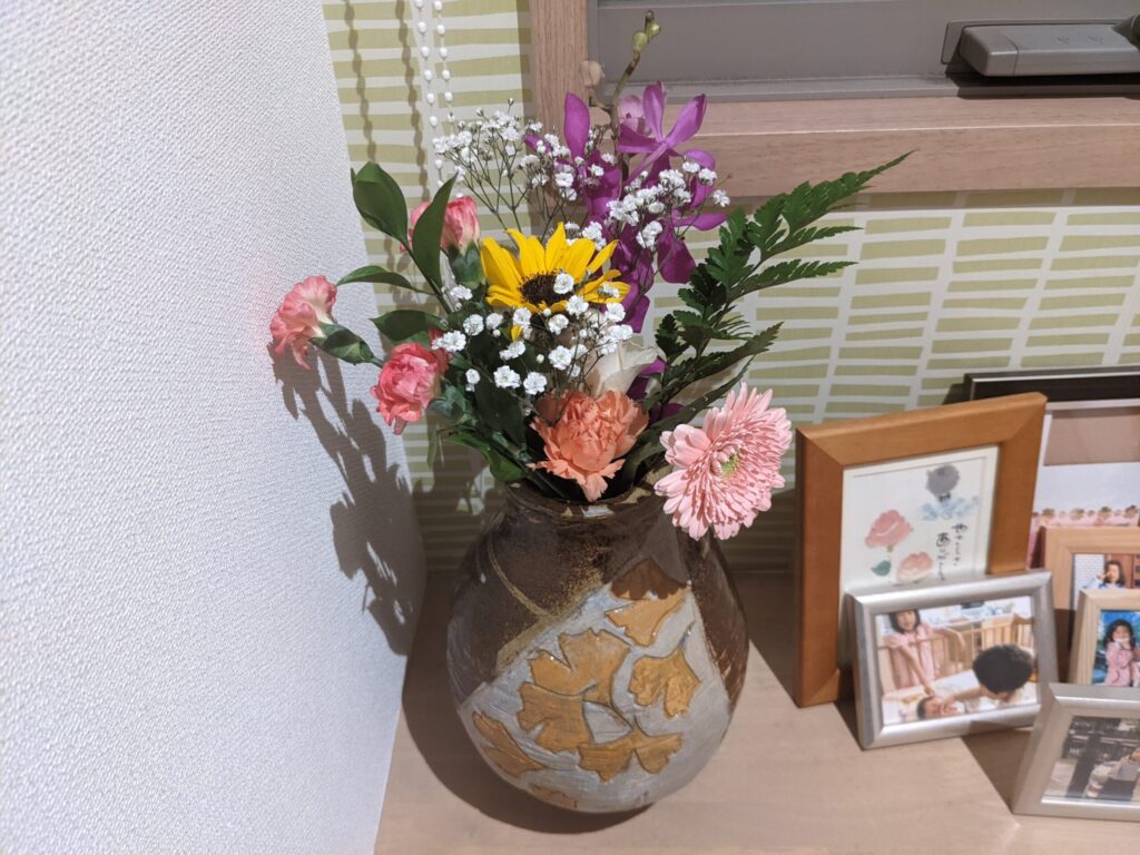 室内に置いた【ma fleur】マ・フルールで届いた花を入れた花瓶を違う視点から撮影した画像