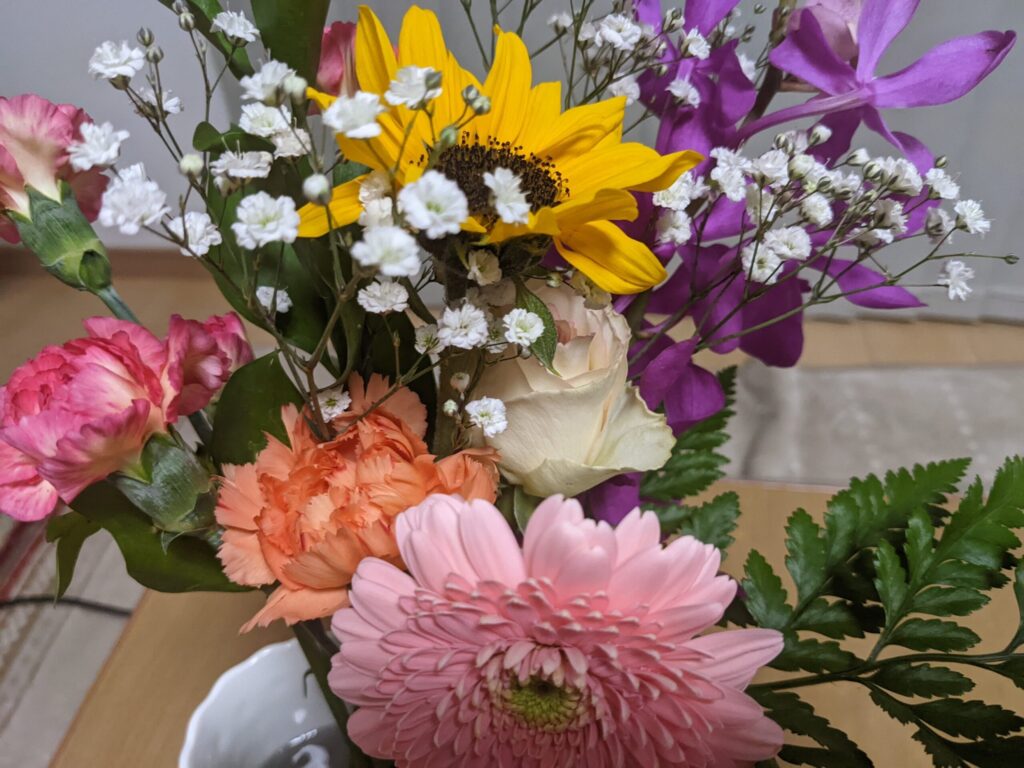 【ma fleur】マ・フルールで届いた花を入れた白い花瓶のさらにアップ