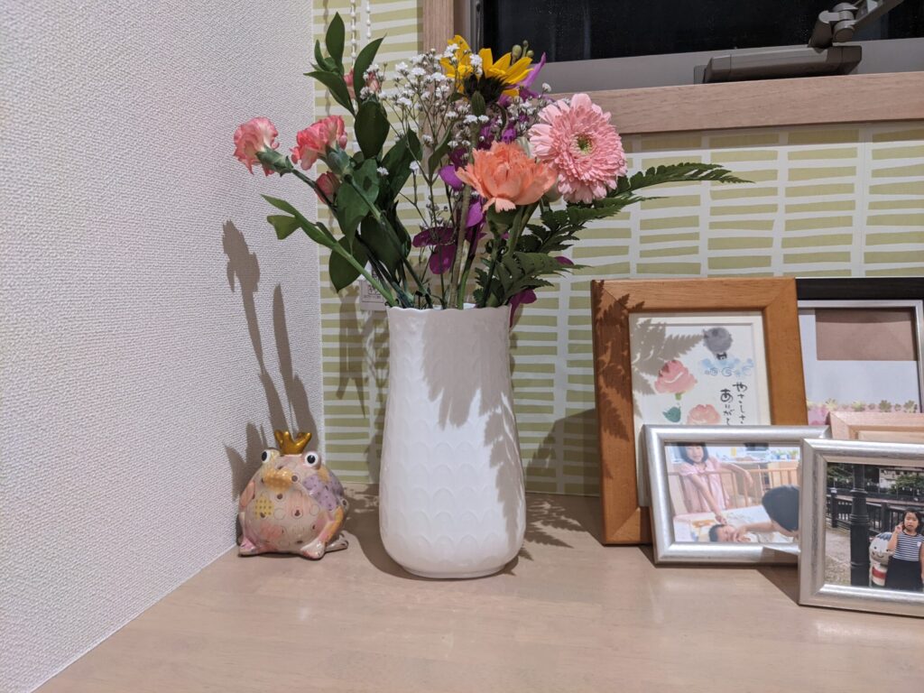 室内に【ma fleur】マ・フルールで届いた花を入れた白い花瓶を置いたところ