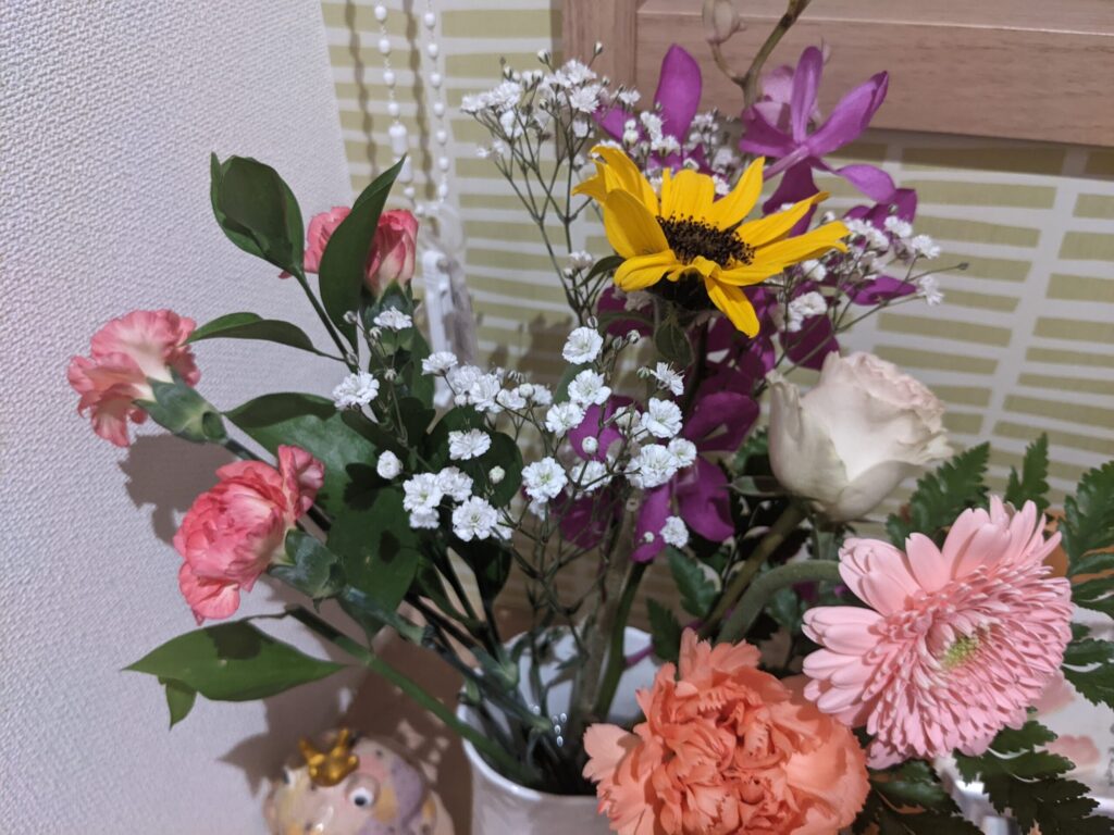 室内に置いた【ma fleur】マ・フルールで届いた花を入れた白い花瓶のさらにアップ