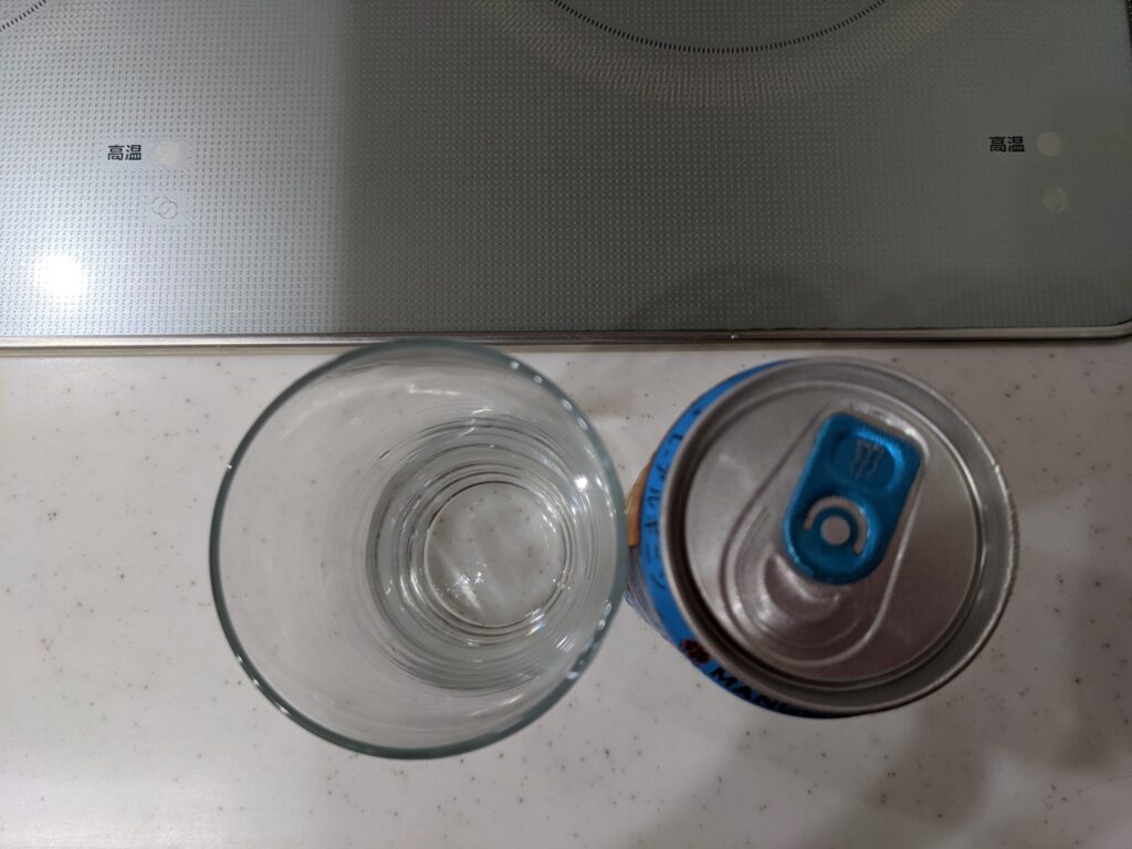 上から見たグラスと缶の「マンゴーロコ（モンスターエナジー）」