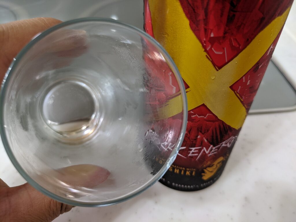 グラスに入ったリアルゴールドXを飲み終えたところ