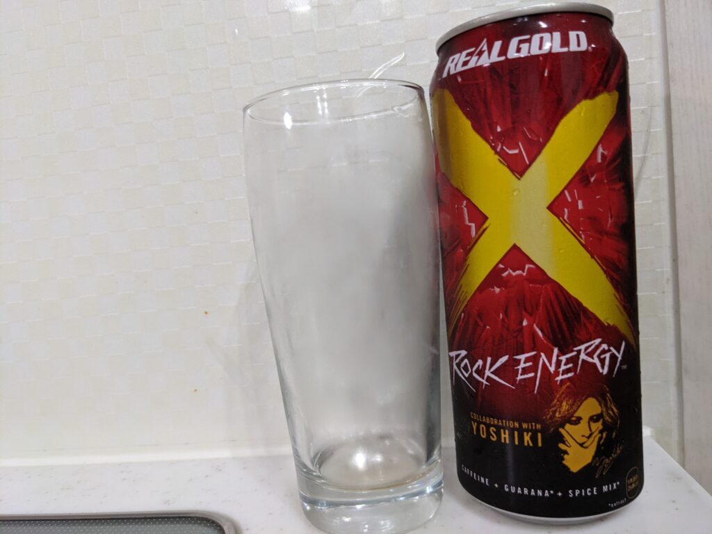 リアルゴールドXを飲み終えたグラスとその空き缶